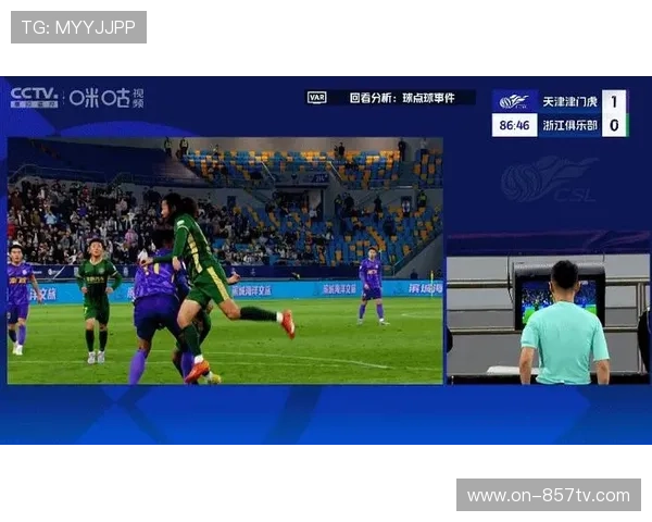 点球判罚VAR回放，主裁最终维持原判